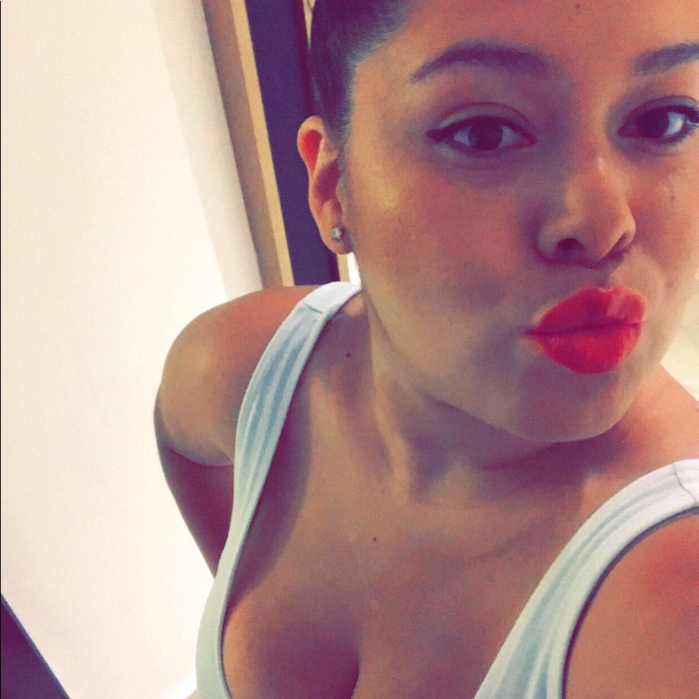 Meet your Posher, Yesenia